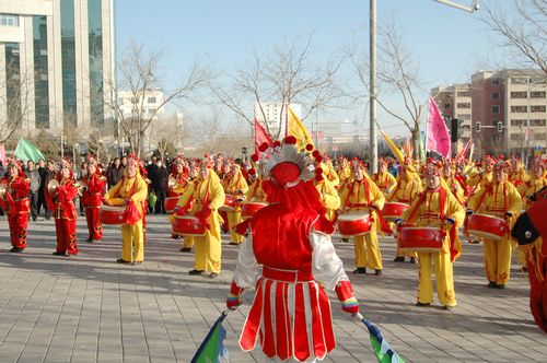 酒泉市2011年元宵節(jié)社火匯演期間，部分社火隊(duì)來公司拜年
